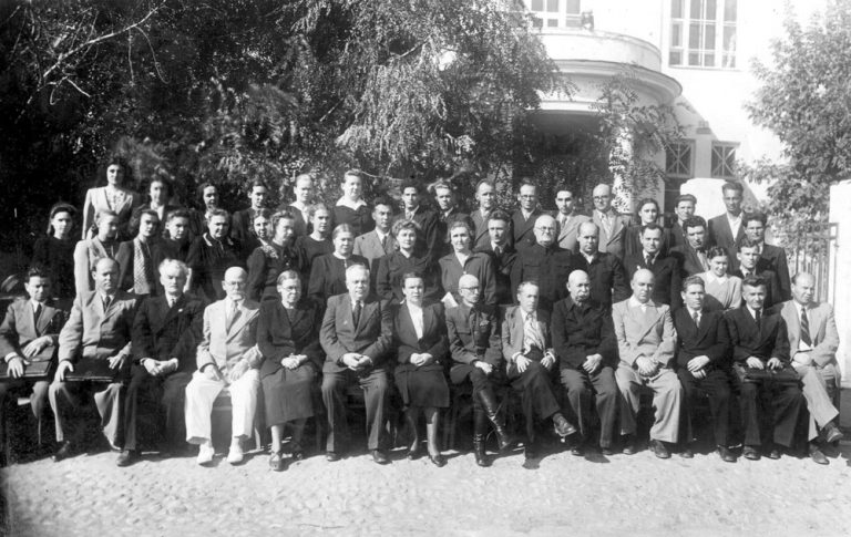 Коллектив преподавателей института 1952 г.