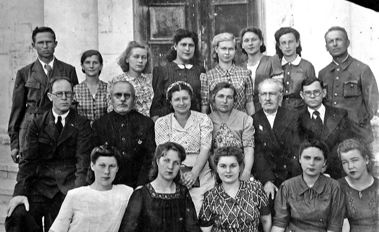 Преподаватели и студенты института 1949 г.