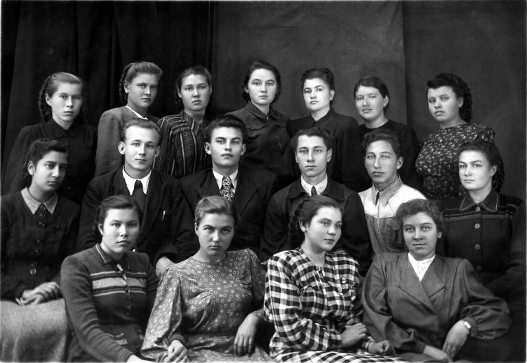 Студенты 3 курса физмата 1951 г.