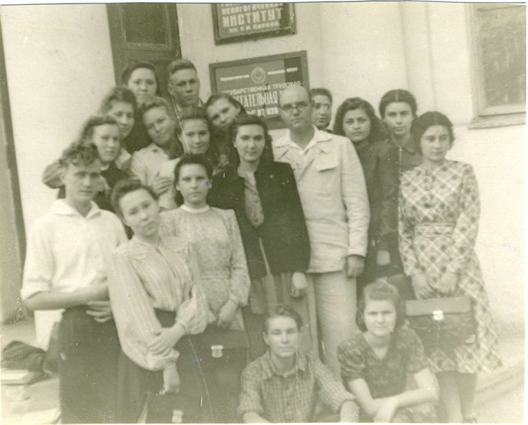 У входа в АГПИ. Группа Истфака. Май 1950 г. Преподаватель - Фильгус