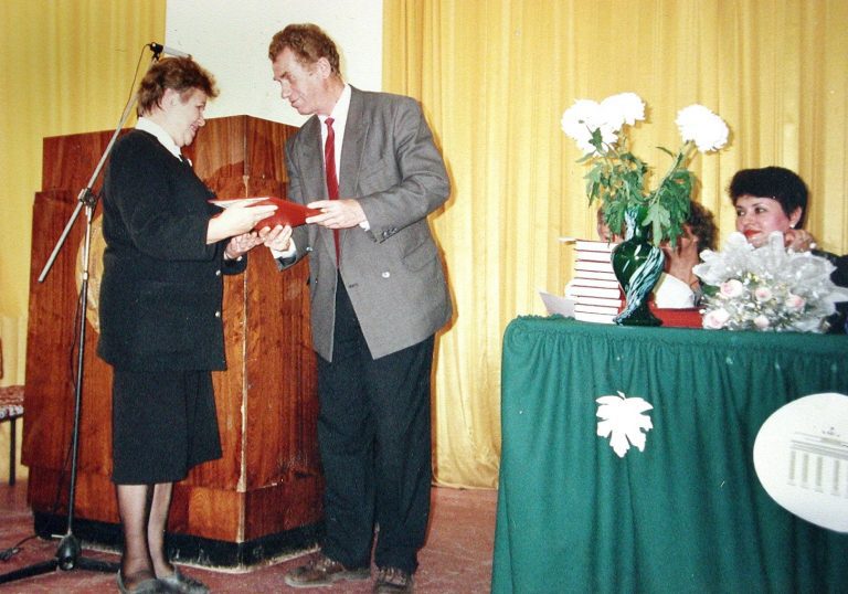 Вручение почетной грамоты З. В. Губерниевой, 1995 г.