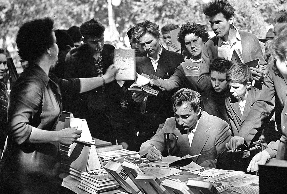  института писатель-краевед А. С. Марков подписывает автографы. 1962 г